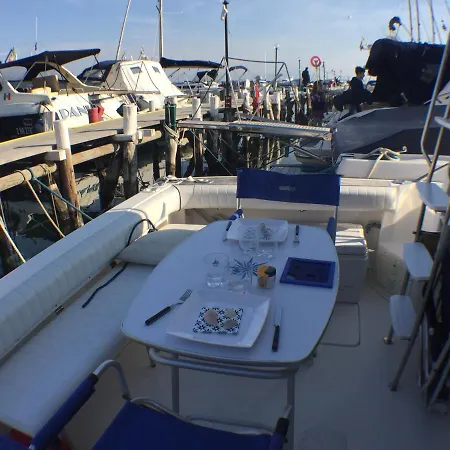 Botel Una Barca Davanti Capri