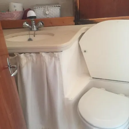 Una Barca Davanti Capri Botel Massa Lubrense
