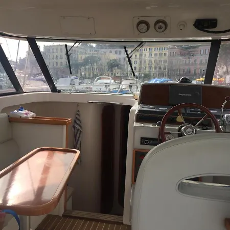 Botel Una Barca Davanti Capri