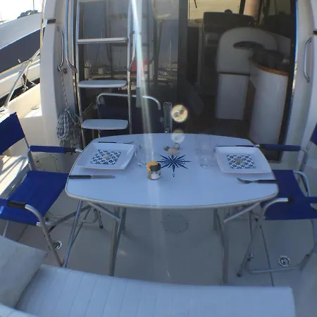 Una Barca Davanti Capri Botel