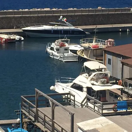 Botel Una Barca Davanti Capri